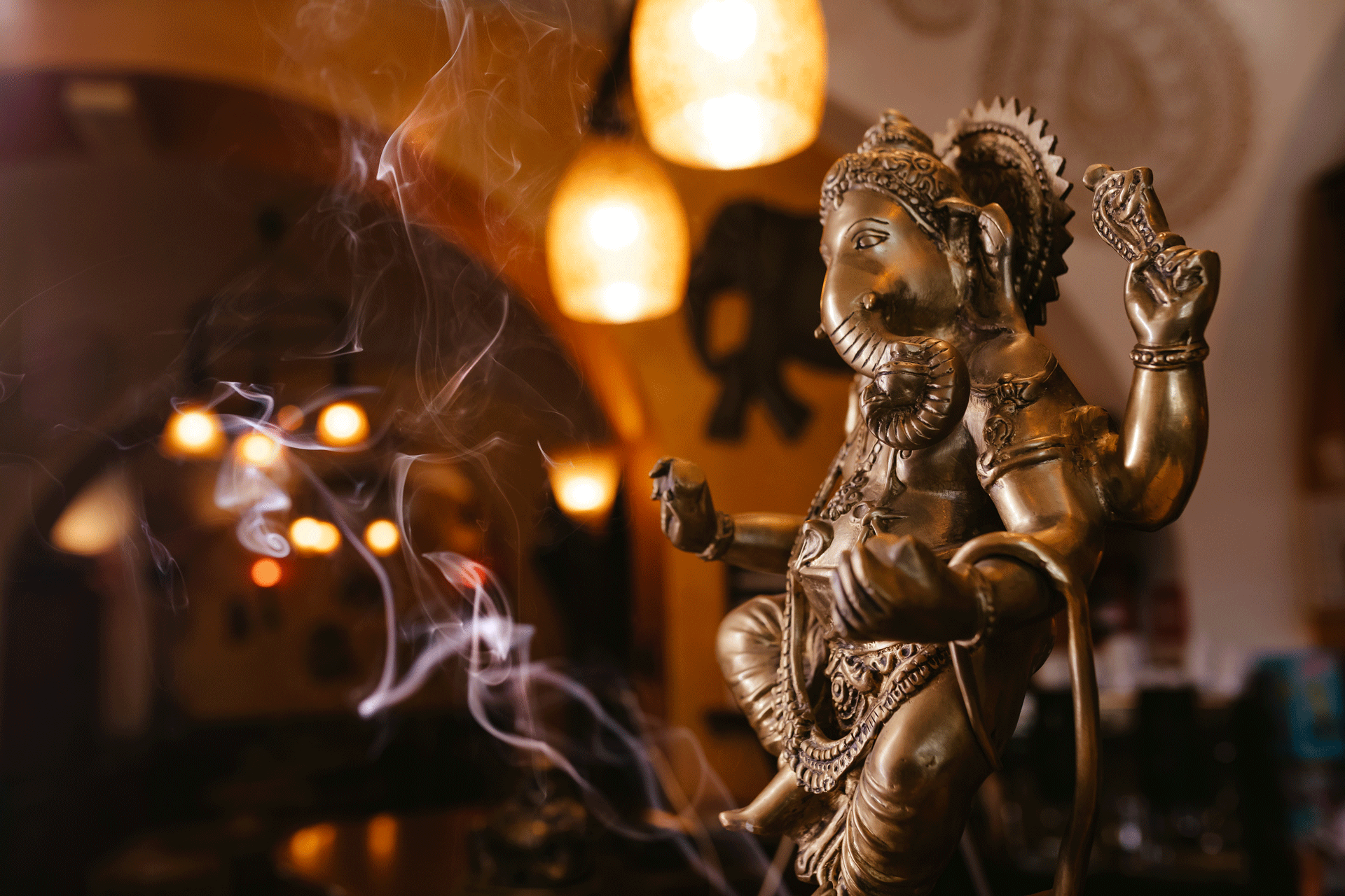 Slon Ganesh in dim dišeče palčke v ozadjue