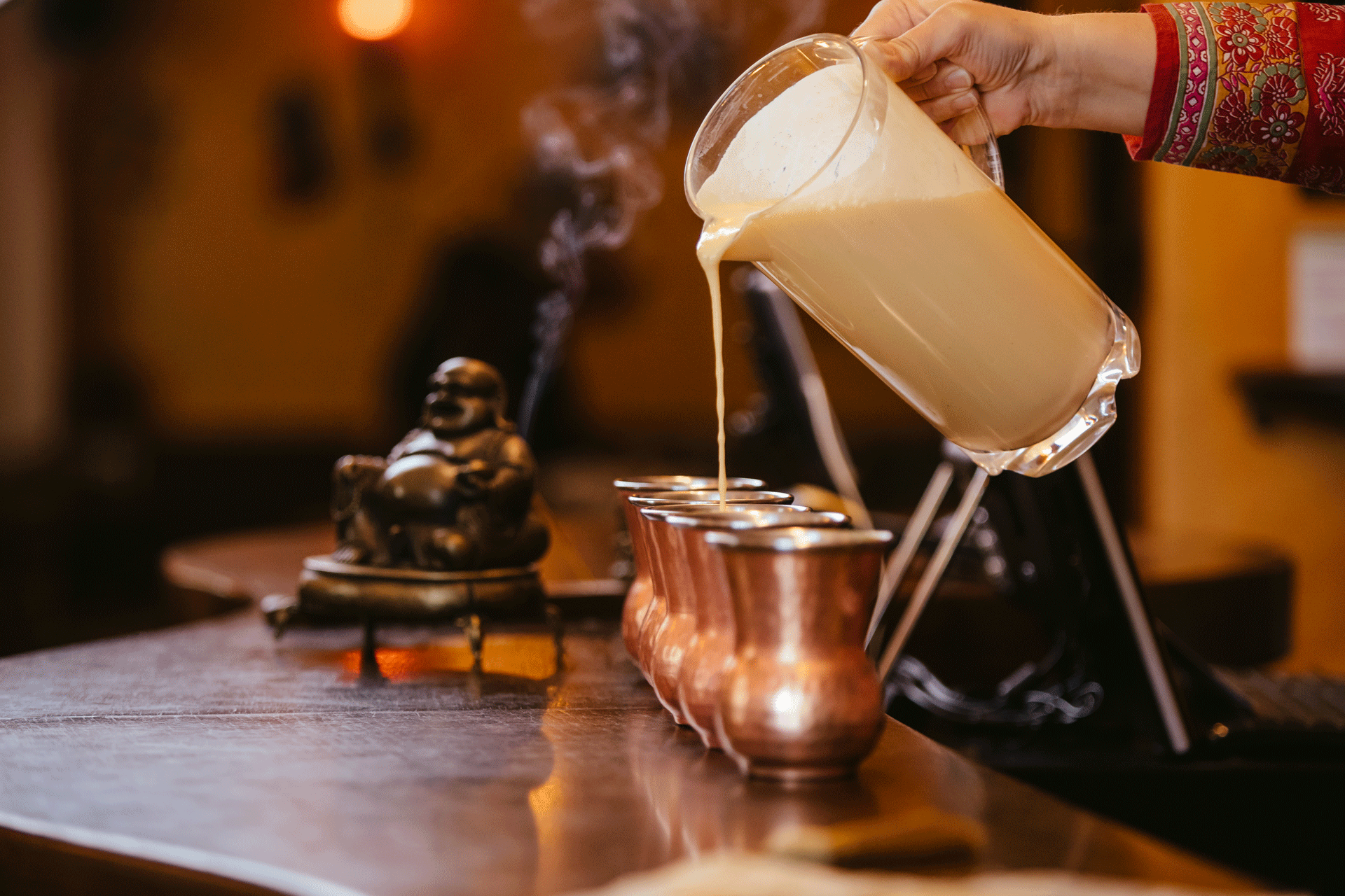 Nalivanje lassija v kozarčke